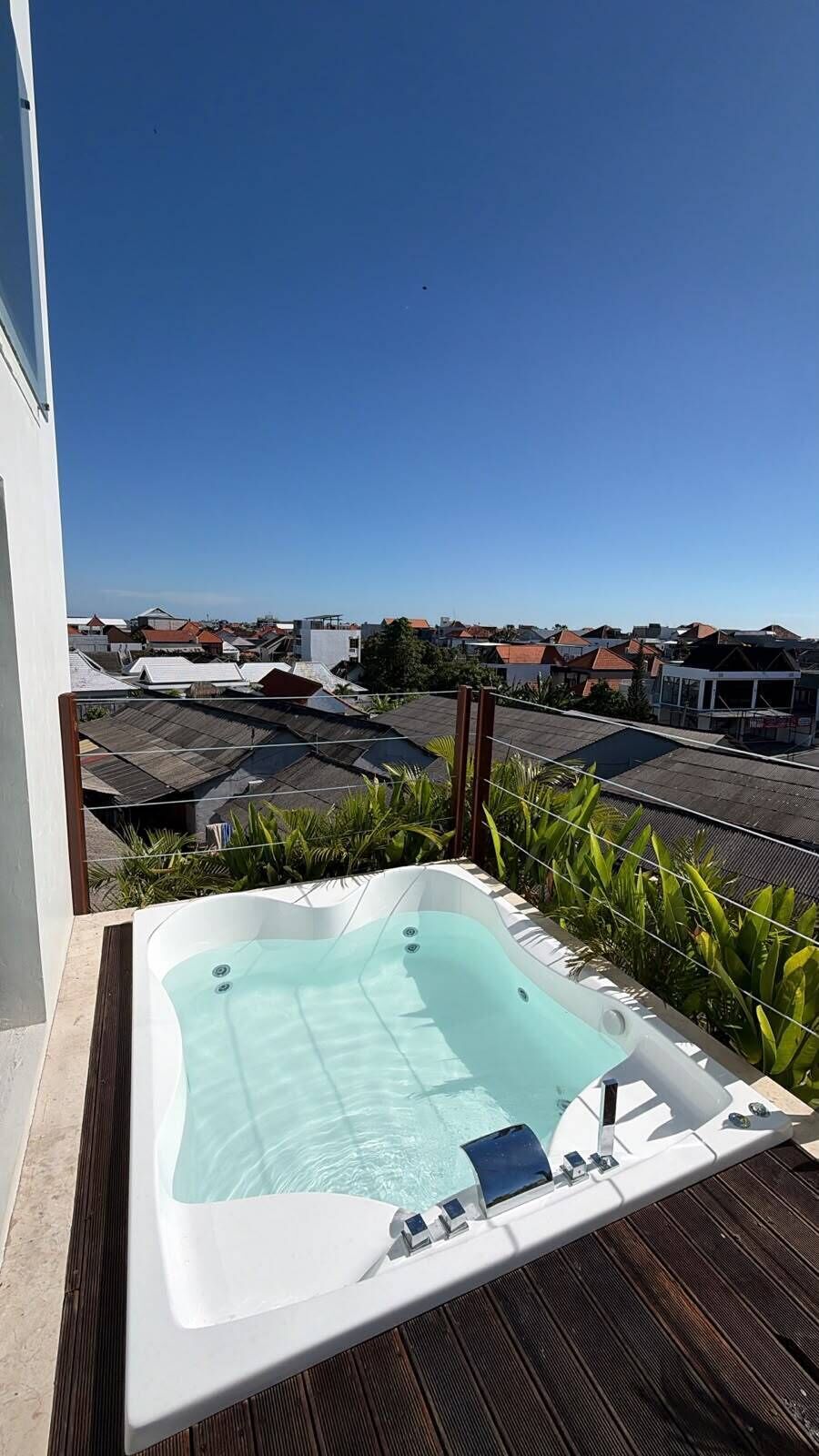 Una piscina sul tetto con vista panoramica del quartiere circostante.