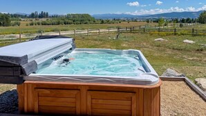 Outdoor spa tub - LEED Gold Retreat | Hot Tub | Near Tamarack (Donnelly)