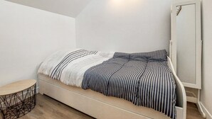 Room - 2 bedroom awesome home in Meschers-sur-Gironde (Meschers-sur-Gironde)