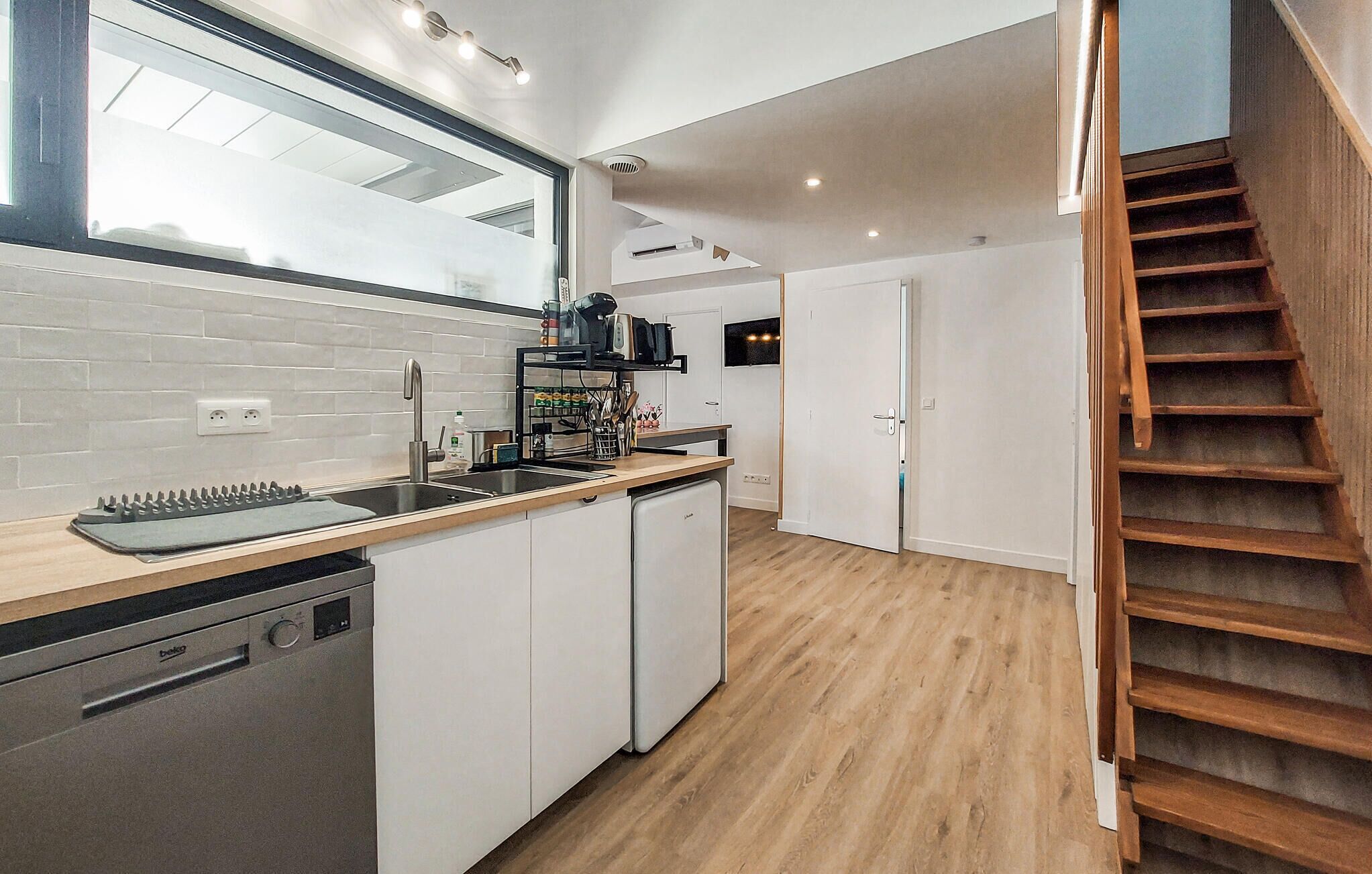Wasserkocher mit Kaffee-/Teezubehör, Kühlschrank, Mikrowelle, Ofen