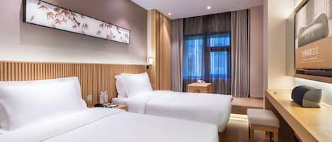 Habitación triple familiar | Artículos del minibar gratis y caja de seguridad en la habitación