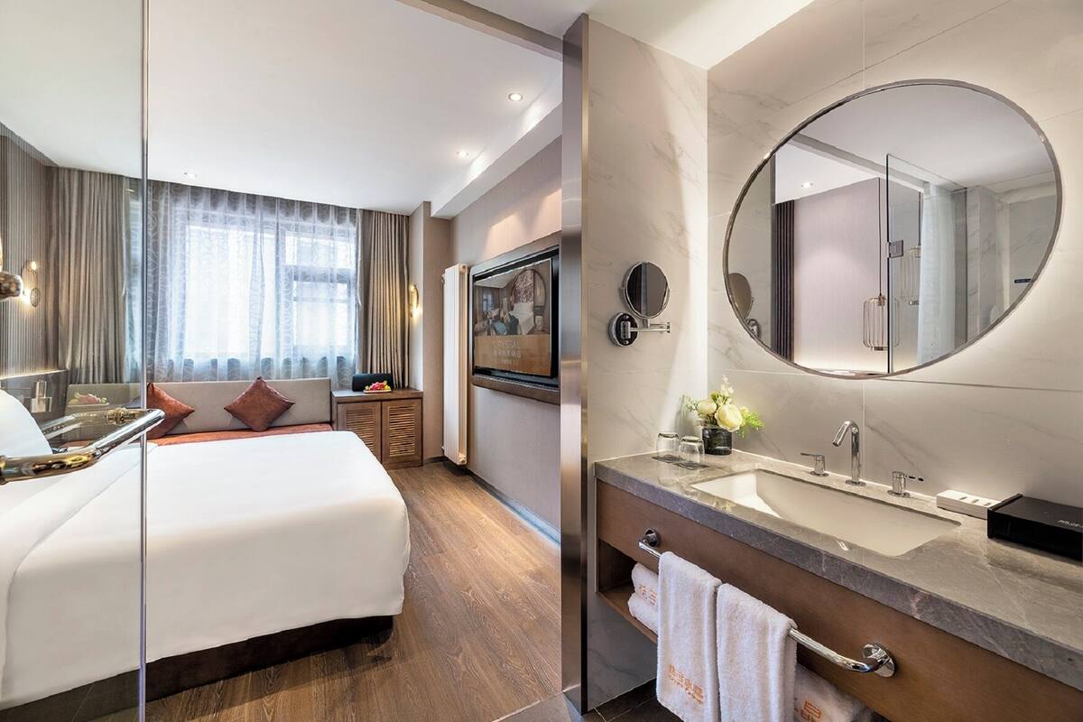 Minibar con artículos gratuitos y caja de seguridad en la habitación 