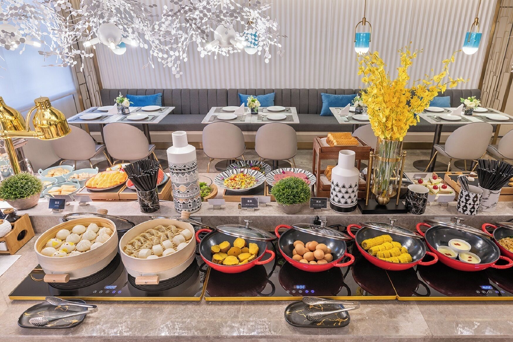 Ein reichhaltiges Buffet mit verschiedenen Speisen und Kochstationen.