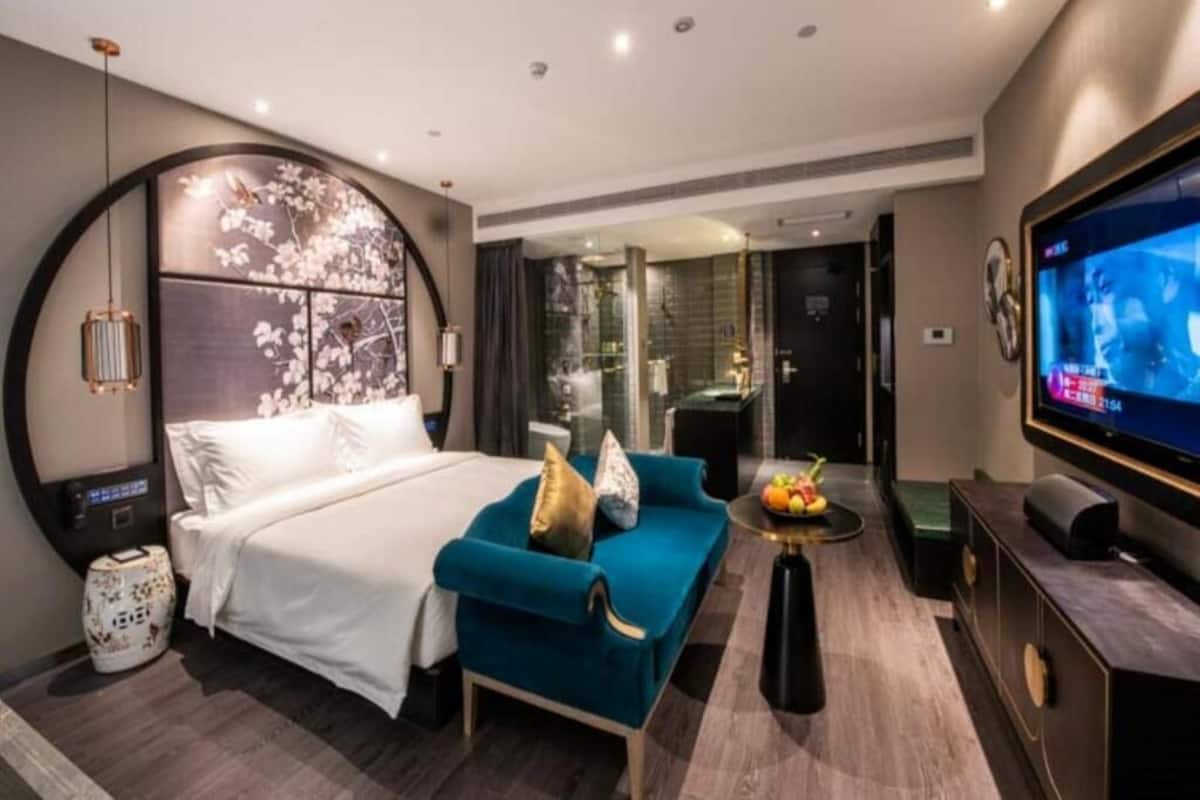 Minibar con artículos gratuitos y caja de seguridad en la habitación 