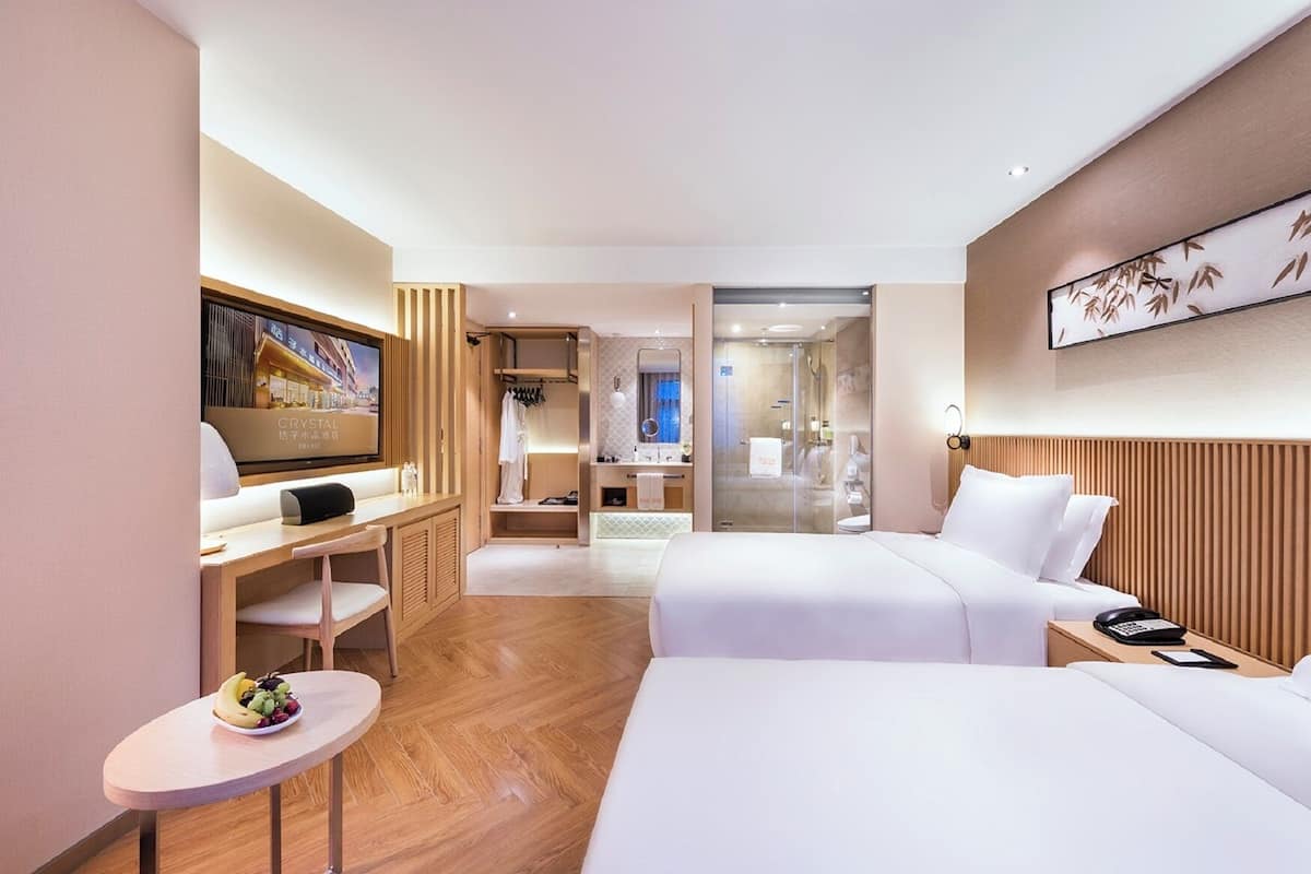 Minibar con artículos gratuitos y caja de seguridad en la habitación 