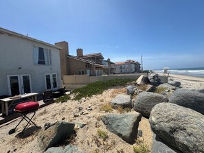 Une propriété située en bord de mer, équipée d’un barbecue, d’une piscine et d’un poste de surveillance pour les sauveteurs.