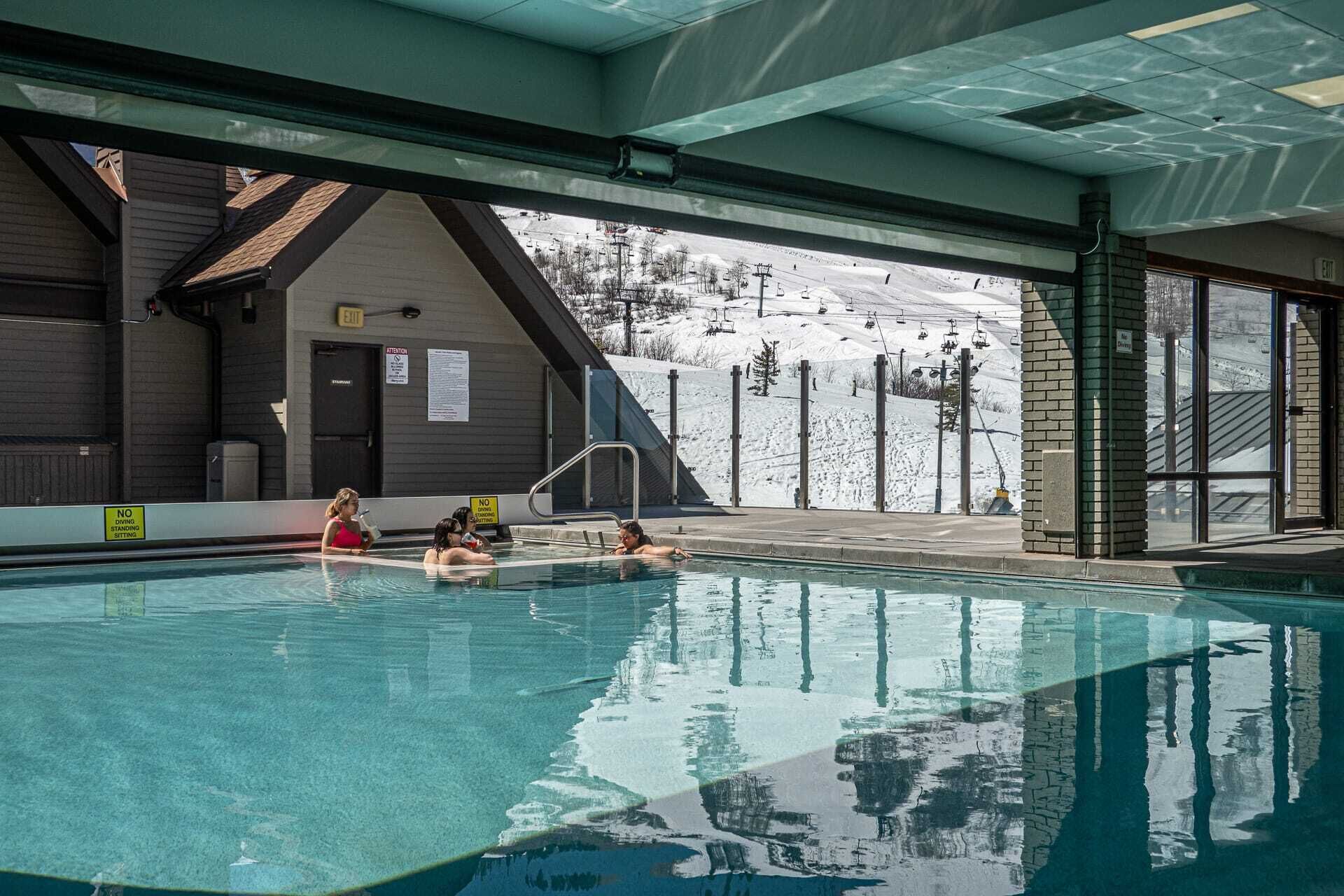 Una piscina cubierta, una piscina climatizada