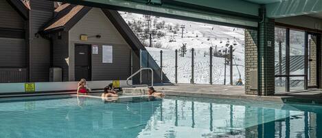 Una piscina cubierta, una piscina climatizada