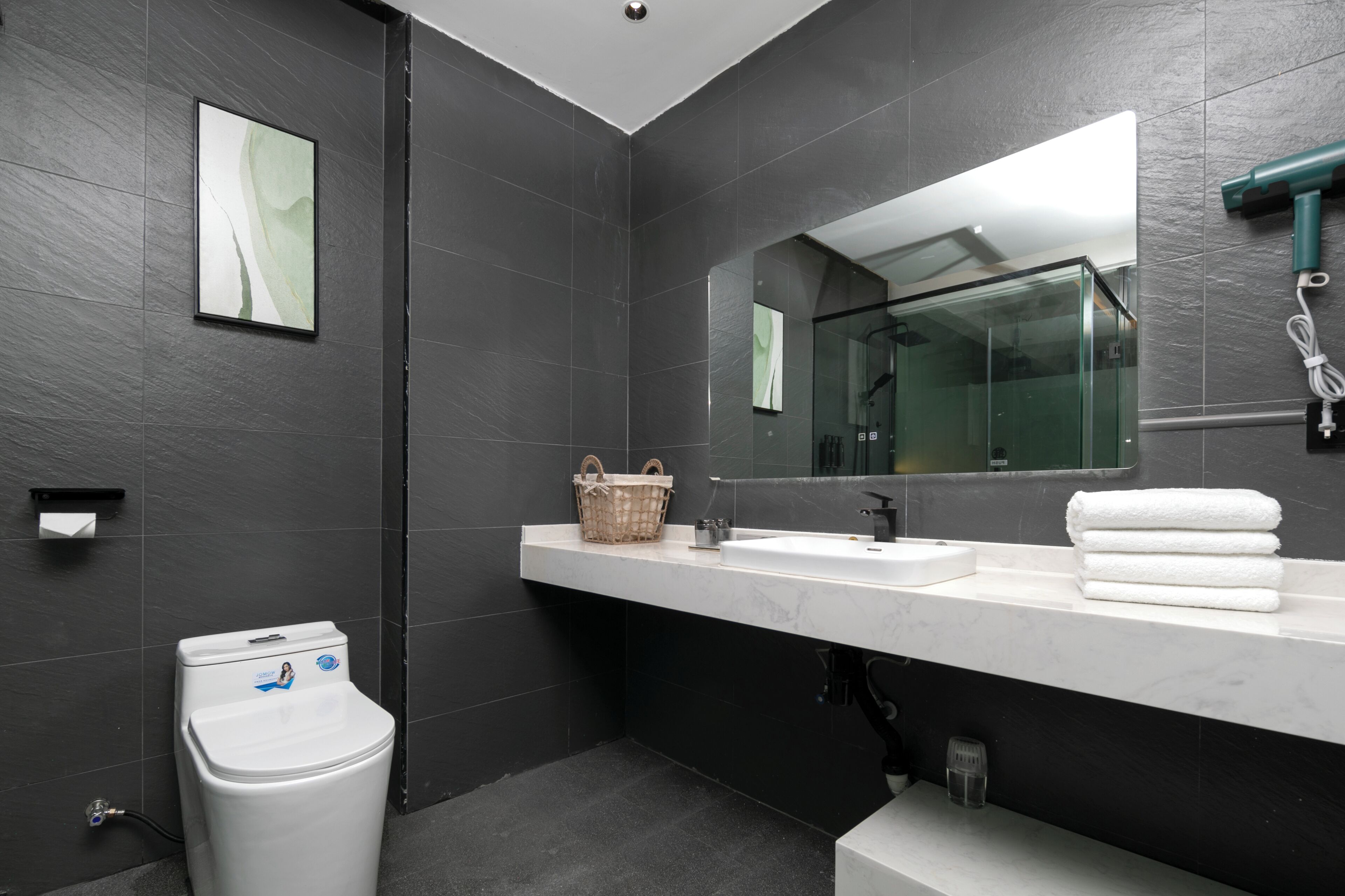 Signature-Doppelzimmer, 1 King-Bett, Stadtblick | Badezimmer | Dusche, Regendusche, kostenlose Toilettenartikel, Haartrockner