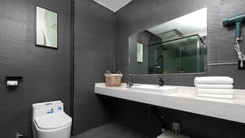 Signature-Doppelzimmer, 1 King-Bett, Stadtblick | Badezimmer | Dusche, Regendusche, kostenlose Toilettenartikel, Haartrockner