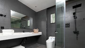 Luxury Twin Room, City View | Bathroom | Shower, free toiletries, hair dryer, slippers