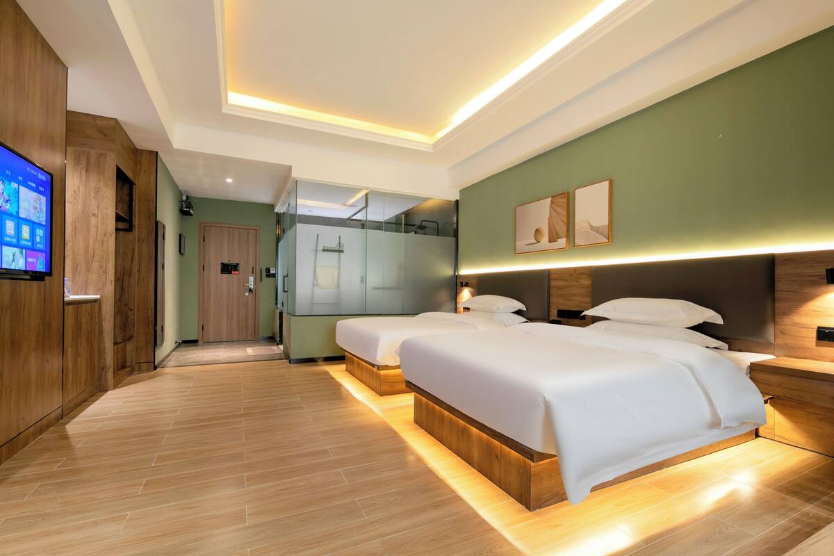 Luxury Twin Room, City View | Desk, laptop workspace, blackout curtains, soundproofing