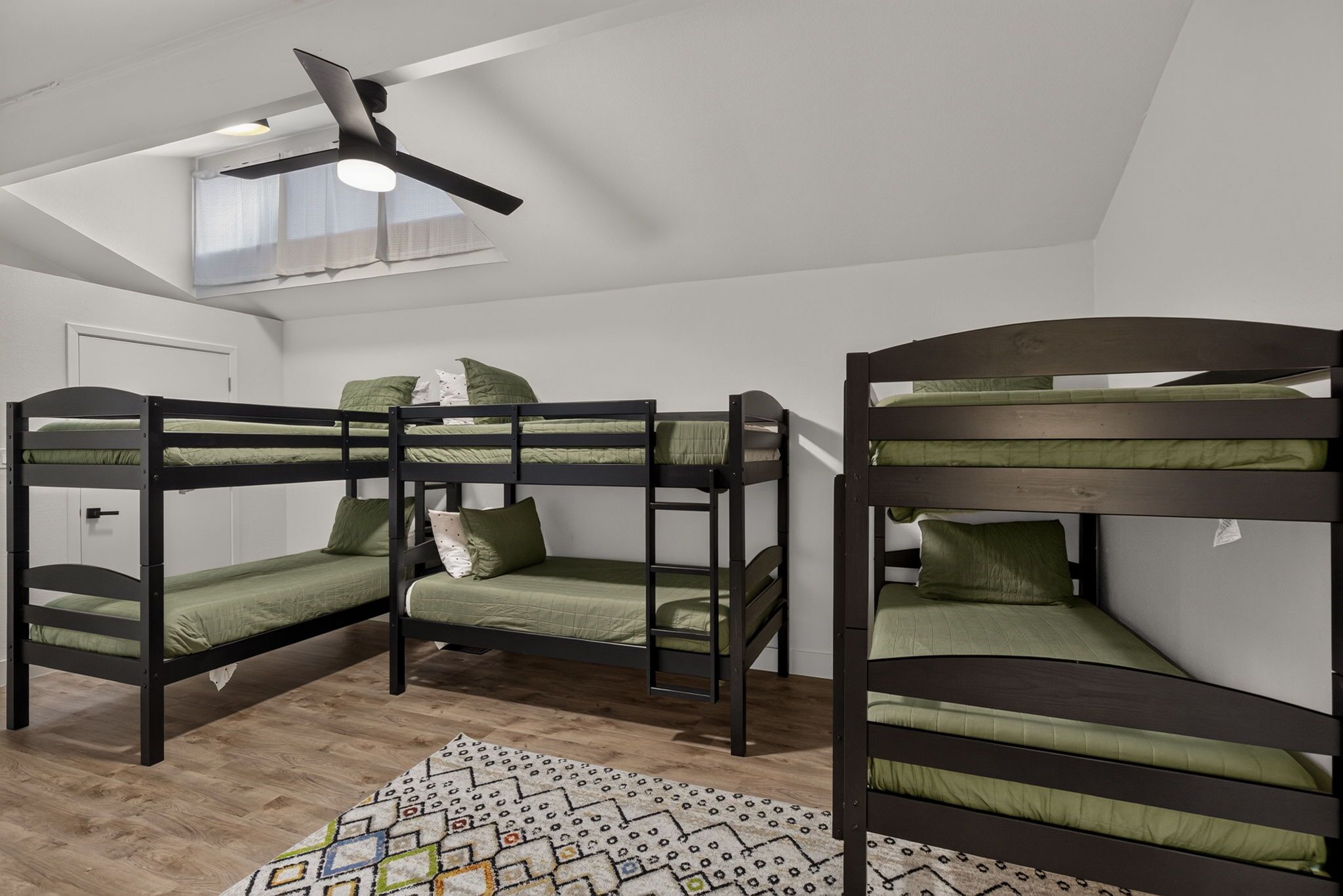 3 bedrooms, WiFi (free), bed sheets