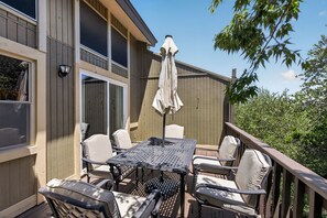 Outdoor dining - 🌅 *NEW* Comanche Creek Retreat | Lakeside Pool, Golf & Pickleball 🏖️ (Lago Vista)