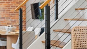 Eine Treppe mit Holzboden und Metallgeländern.