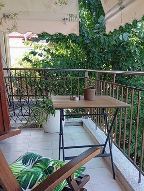 Outdoor dining - Olympian sunrise balcon/two-story,cosy apartment in Litochoro (Litochoro)