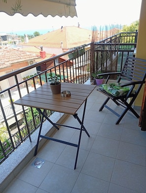 Outdoor dining - Olympian sunrise balcon/two-story,cosy apartment in Litochoro (Litochoro)