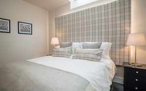 2 bedrooms, iron/ironing board, free WiFi, bed sheets - Luxury Two Bedroom Holiday Cottage with Hot Tub and Sea Views | Y-Ddol (Dyffryn Ardudwy)