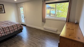 3 bedrooms, WiFi (free), bed sheets