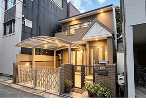 Exterior - Iki-ju, Hanazono-cho · Accommodates up to 10 people · 1 free parking space · 6-minute walk from Hanazono-cho Subway Station · 5 minutes to Shinsaibashi, Namba, and Nihonbashi (大阪市)