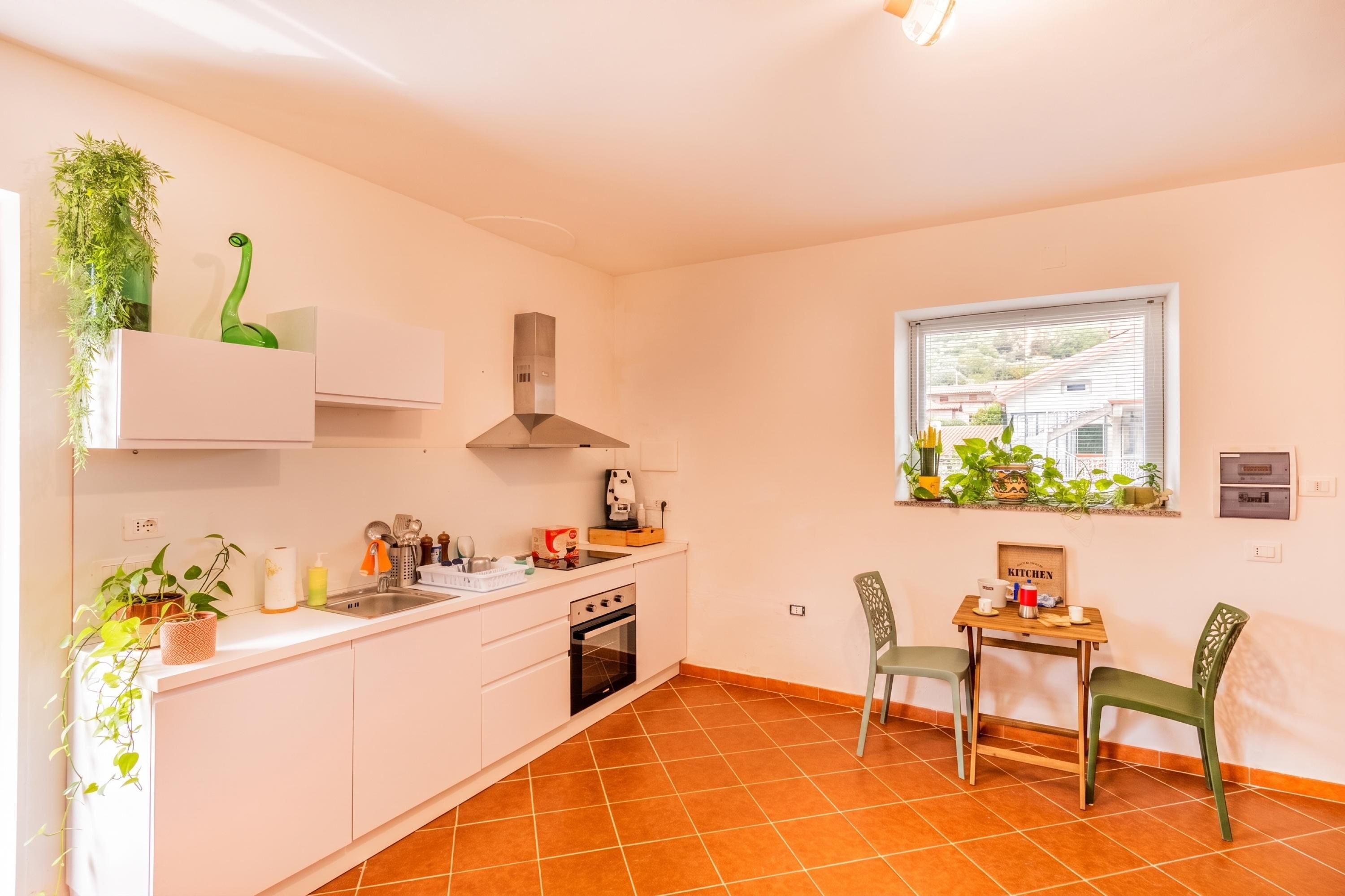 Coffee/tea maker, fridge, oven, stovetop