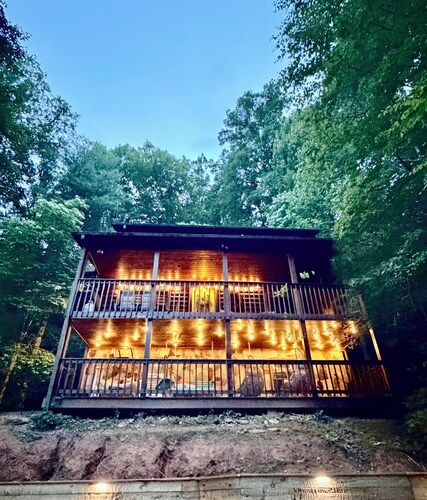 Beautiful Cozy Cabin- Sleeps 12-Epic Game Room, Hot Tub, Fire Pit, Swings, Pets
