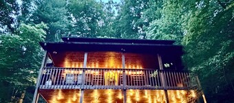 Beautiful Cozy Cabin- Sleeps 12-Epic Game Room, Hot Tub, Fire Pit, Swings, Pets