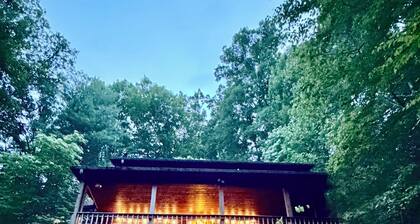 Beautiful Cozy Cabin- Sleeps 12-Epic Game Room, Hot Tub, Fire Pit, Swings, Pets