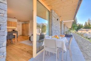 Outdoor dining - Modern Alpine Stay In San Bernardino | Ski, Hiking & Nature - Castanea 002, San Bernardino, Switzerland (San Bernardino)