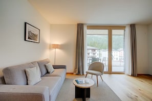 TV - Residenza Castanea 002 Modern Alpine Stay In San Bernardino | Ski, Hiking & Nature, San Bernardino, Switzerland (San Bernardino)