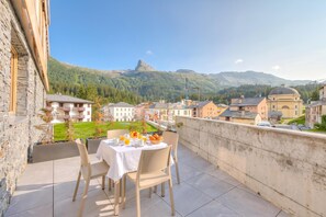 Outdoor dining - Modern Alpine Stay In San Bernardino | Ski, Hiking & Nature - Castanea 001, San Bernardino, Switzerland (San Bernardino)