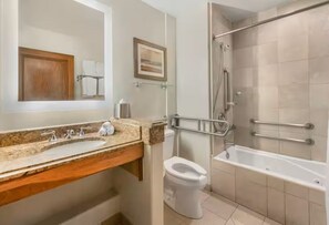 Ein Badezimmer mit Waschbecken, Toilette und Dusche.