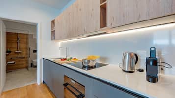 Coffee/tea maker, fridge, oven, stovetop