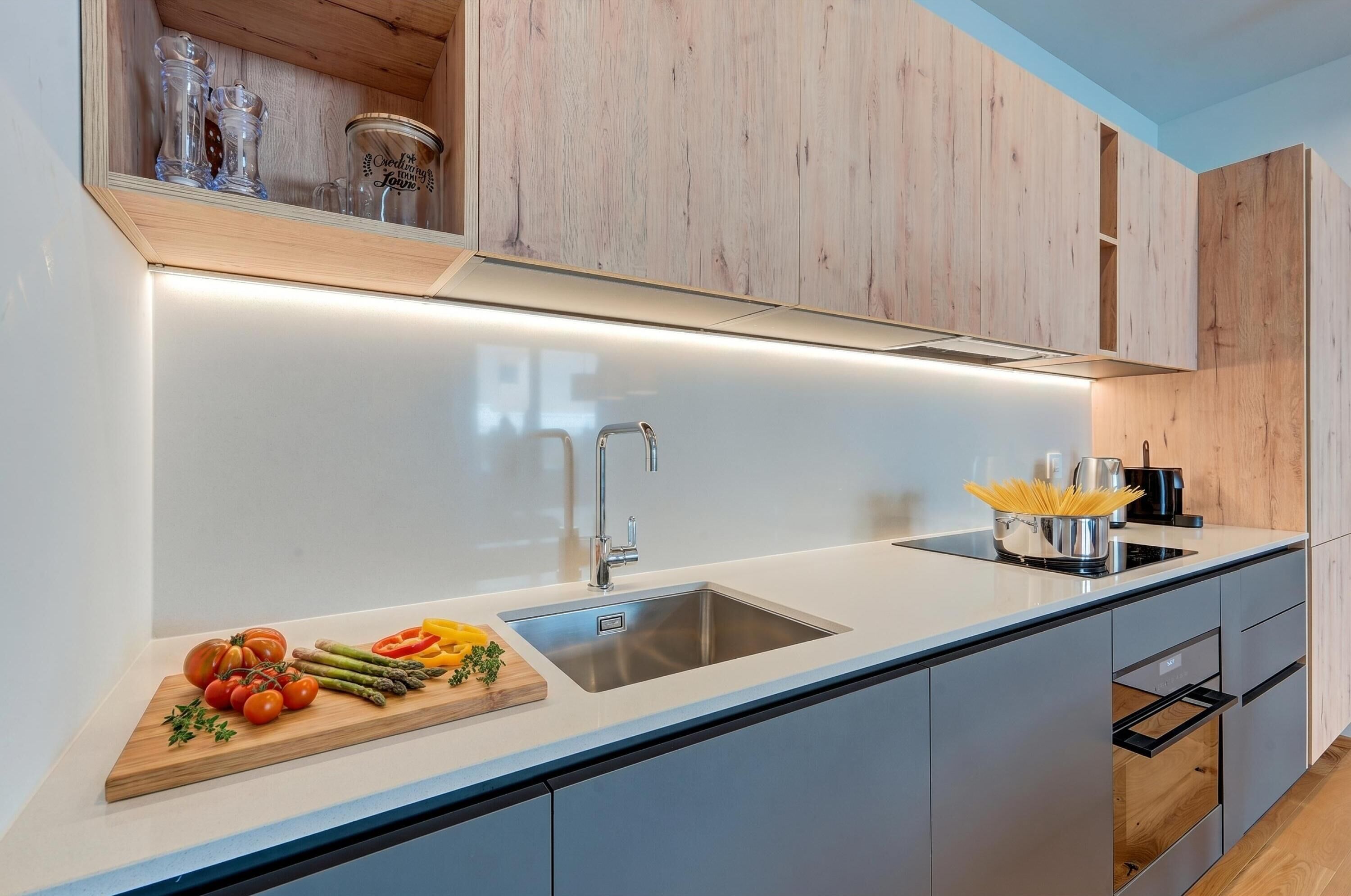 Wasserkocher mit Kaffee-/Teezubehör, Kühlschrank, Ofen, Herdplatte