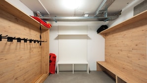 A narrow, enclosed space with wooden walls, a white bench, and a red object on the floor. - Residenza Larix 103 Modern Alpine Stay In San Bernardino | Ski, Hiking & Nature, San Bernardino, Switzerland (San Bernardino)