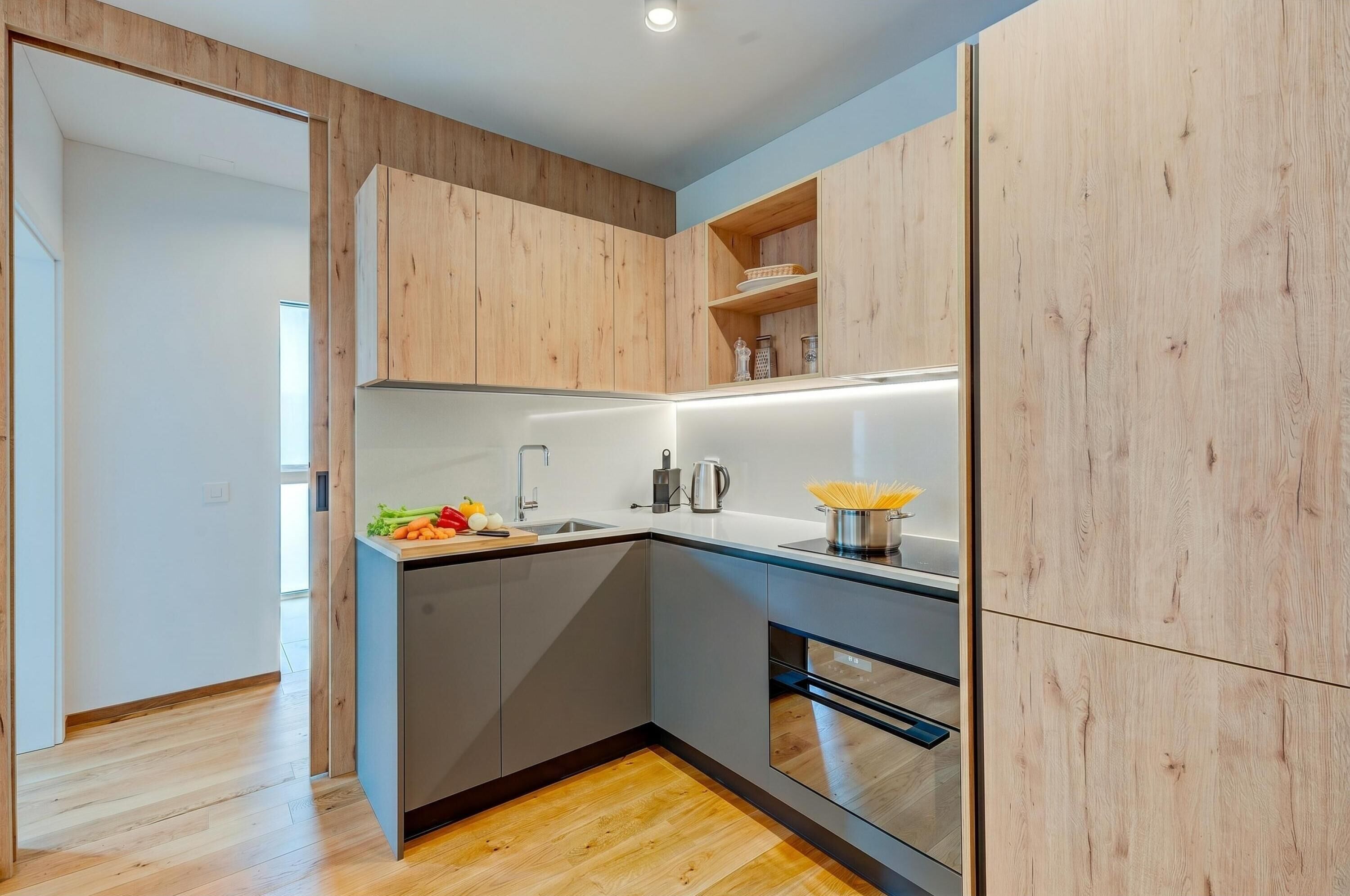 Coffee/tea maker, fridge, oven, stovetop
