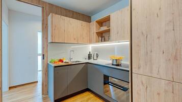 Coffee/tea maker, fridge, oven, stovetop