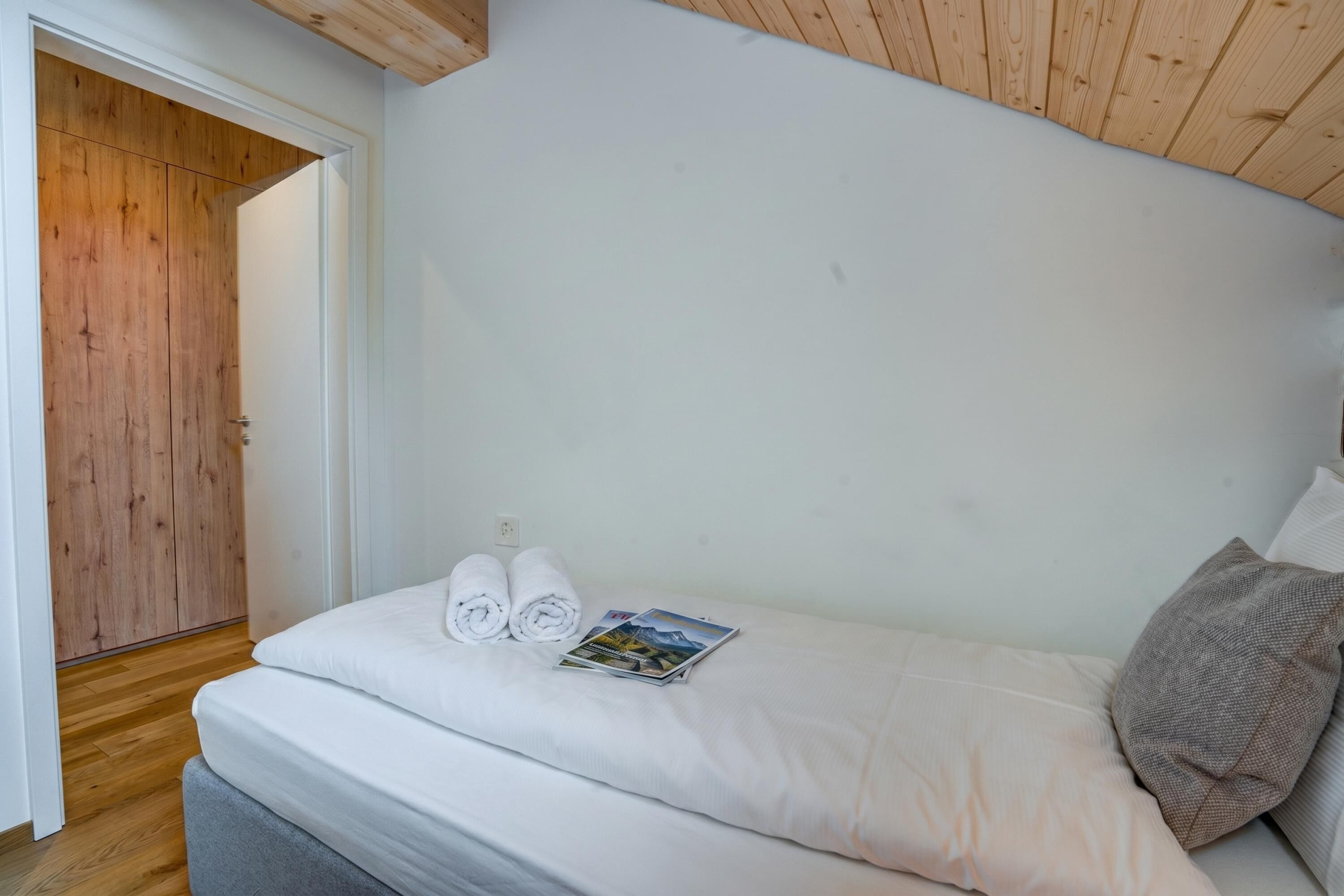 2 bedrooms, WiFi (free), bed sheets