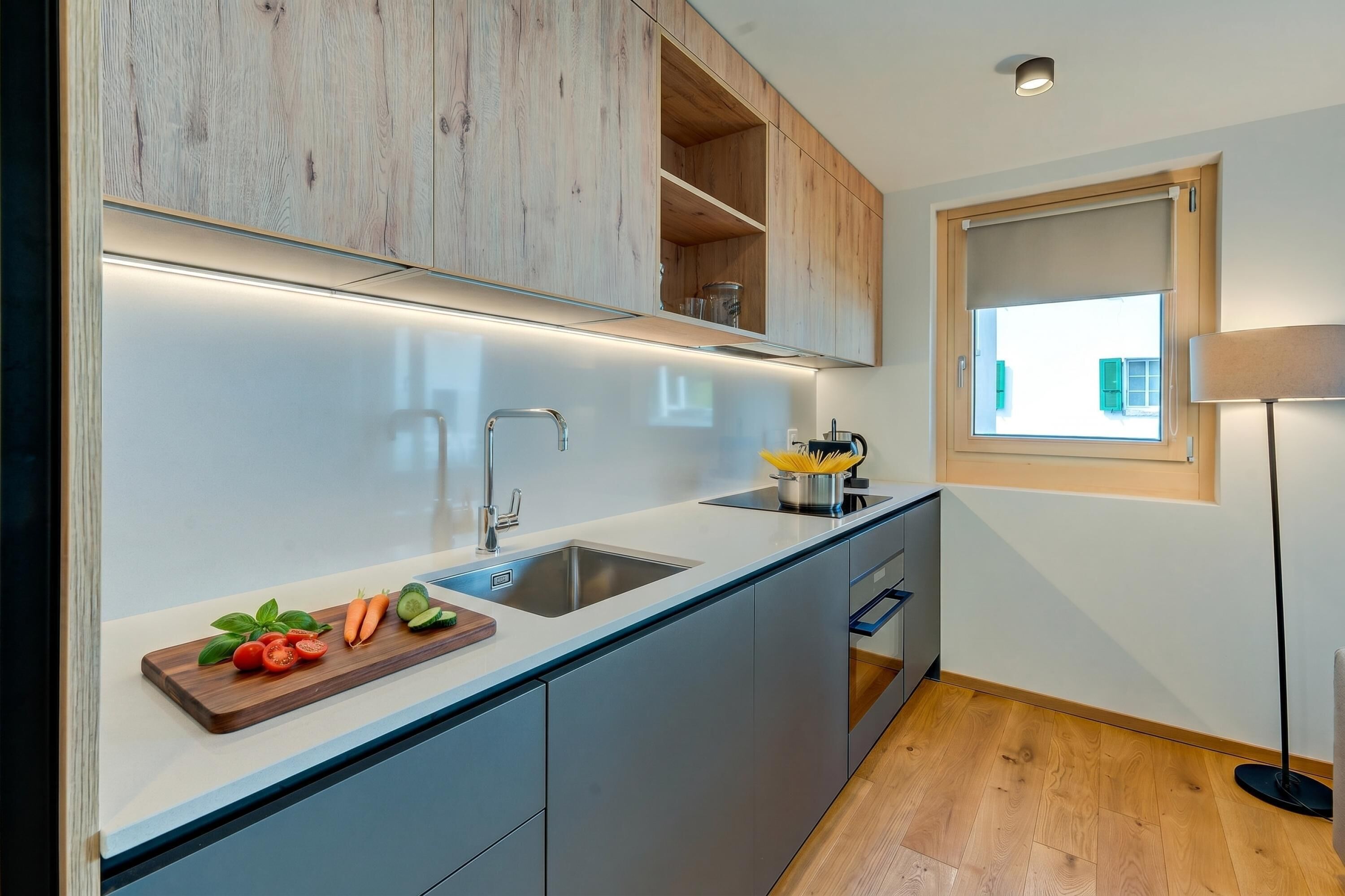 Wasserkocher mit Kaffee-/Teezubehör, Kühlschrank, Ofen, Herdplatte