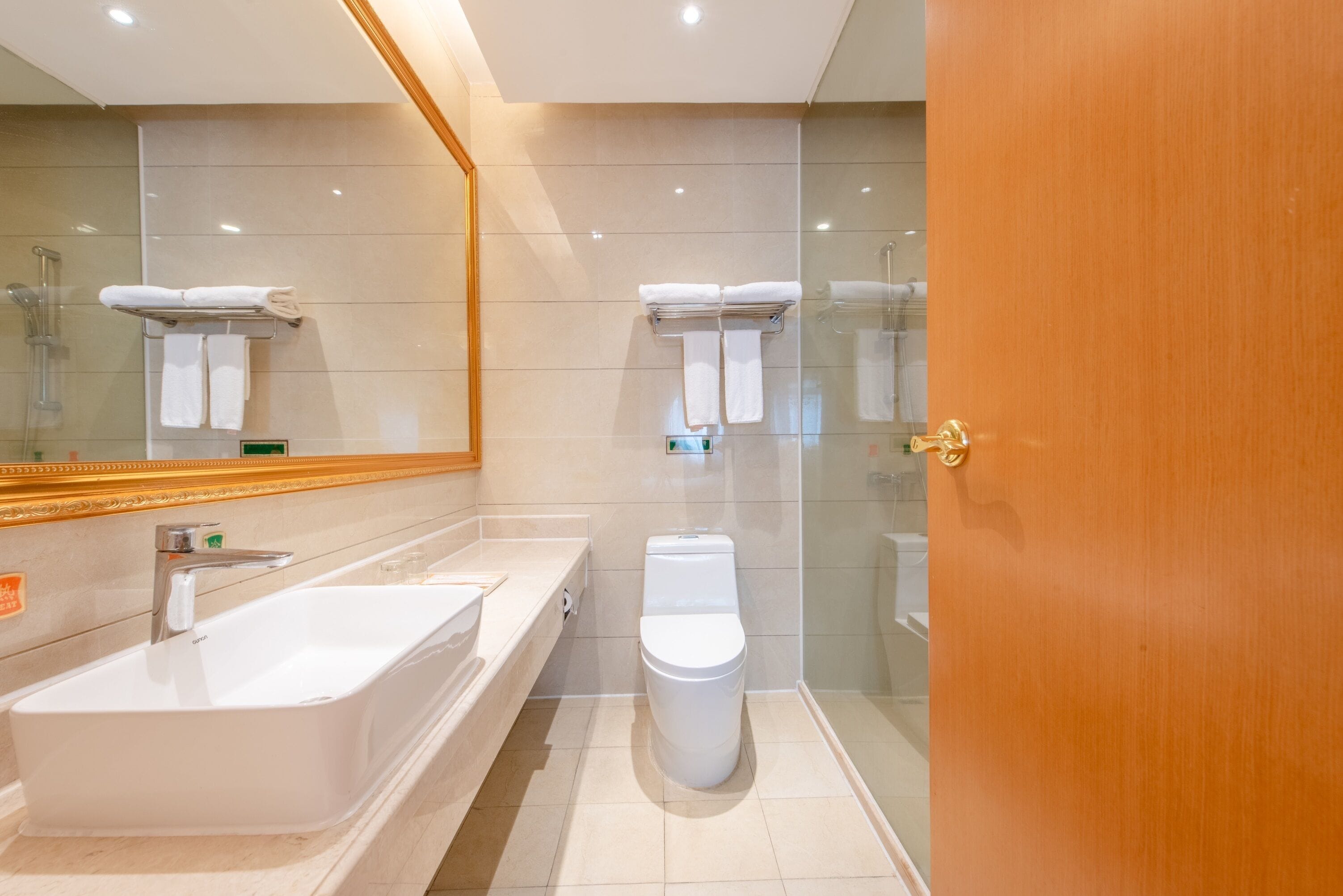 Luxury-Doppelzimmer, Stadtblick | Badezimmer | Dusche, Regendusche, kostenlose Toilettenartikel, Haartrockner