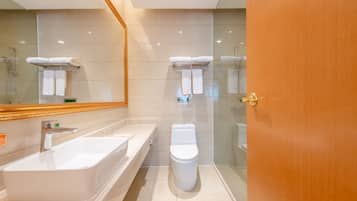 Luxury-Doppelzimmer, Stadtblick | Badezimmer | Dusche, Regendusche, kostenlose Toilettenartikel, Haartrockner