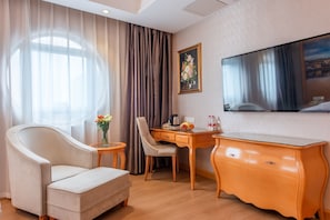 Luxe tweepersoonskamer, uitzicht op stad | Woonruimte