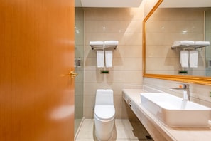 City tweepersoonskamer, uitzicht op stad | Badkamer | Een douche, gratis toiletartikelen, een haardroger, pantoffels