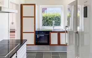 Wasserkocher mit Kaffee-/Teezubehör, Kühlschrank, Herdplatte