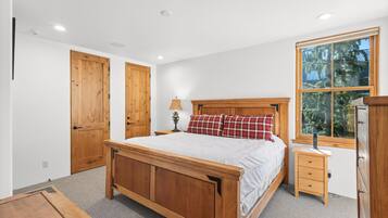 3 bedrooms, iron/ironing board, WiFi (free), bed sheets