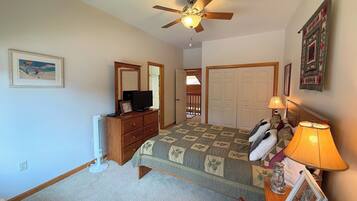 2 bedrooms, iron/ironing board, WiFi (free), bed sheets