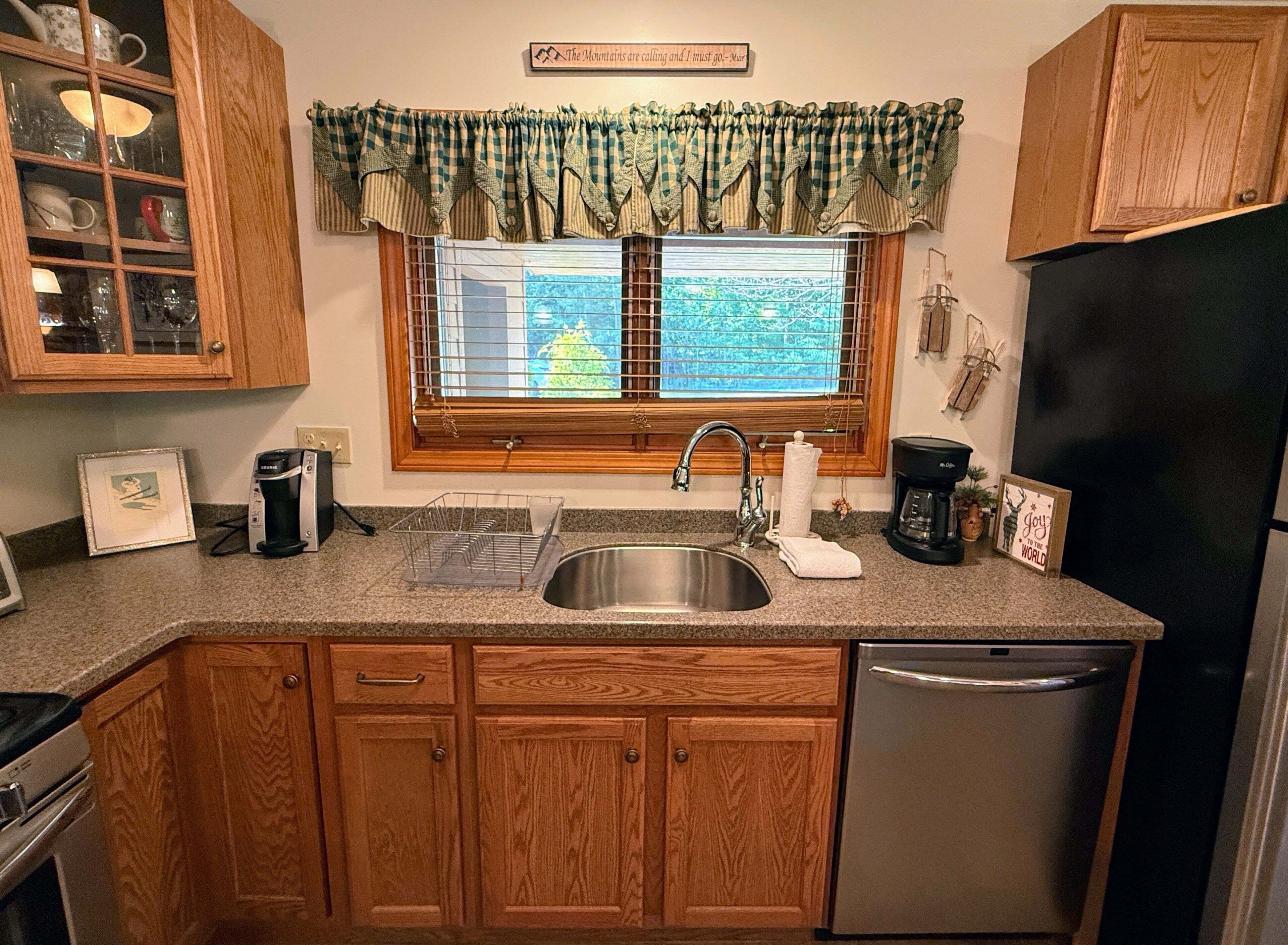 Coffee/tea maker, fridge, microwave, oven
