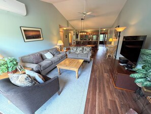 Smart-TV, Kamin, DVD-Player, Bücher