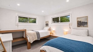 A bedroom with two beds, a desk, and a window. - Old Majors Family 4-Bed Retreat Southern Highlands (Braemar)