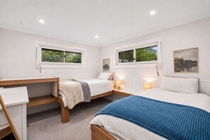 A bedroom with two beds, a desk, and a window. - Old Majors Family 4-Bed Retreat Southern Highlands (Braemar)